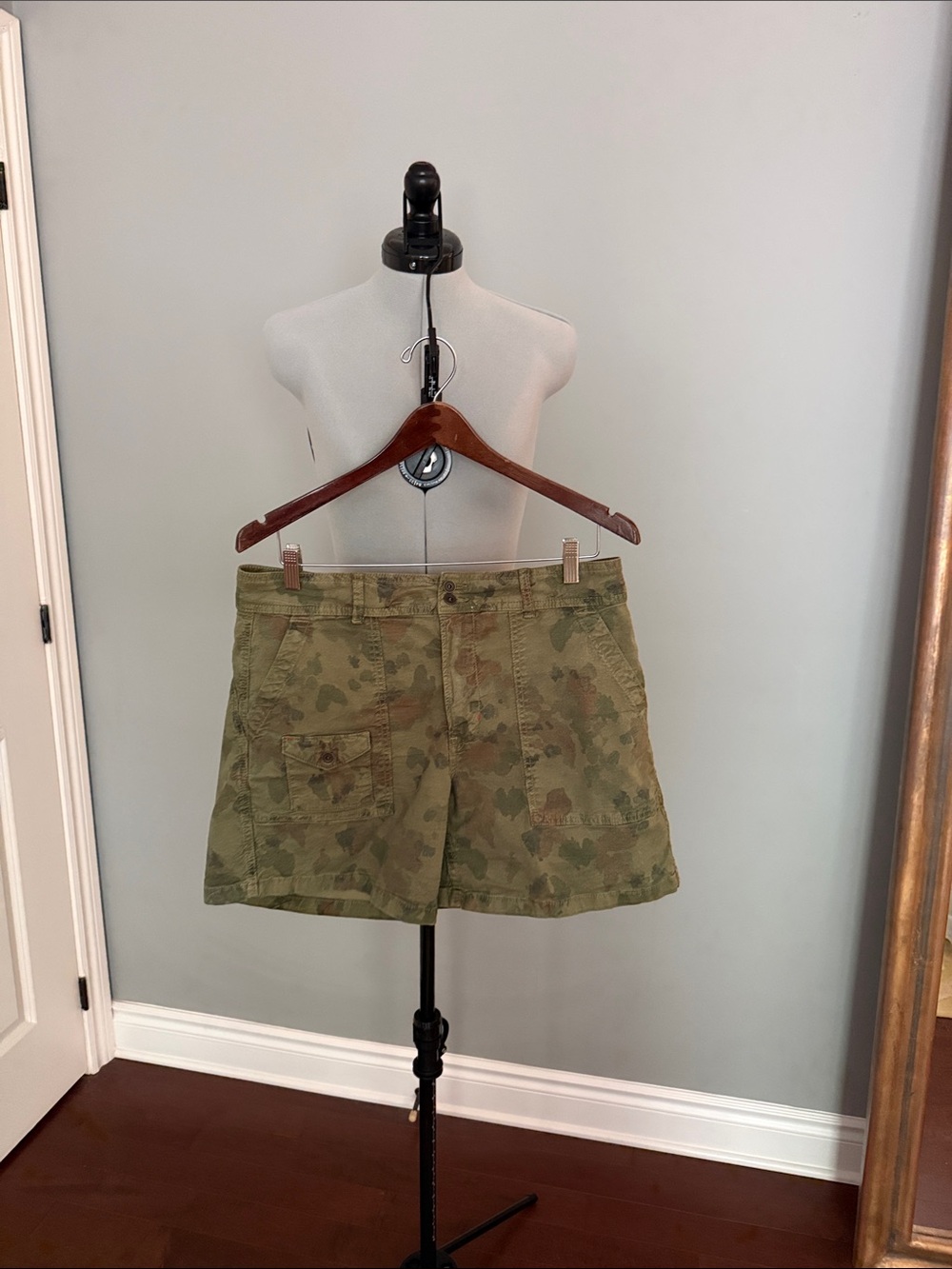 Anthropologie Olive Camo “Wanderer” Cargo Shorts-size 31